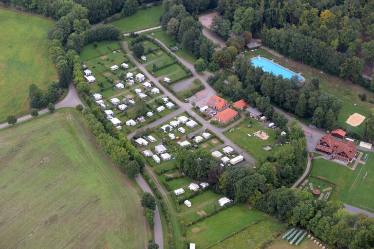 Campingplatz am Waldbad Luftaufnahme vom Campingplatz mit Pool im Harz 768x512