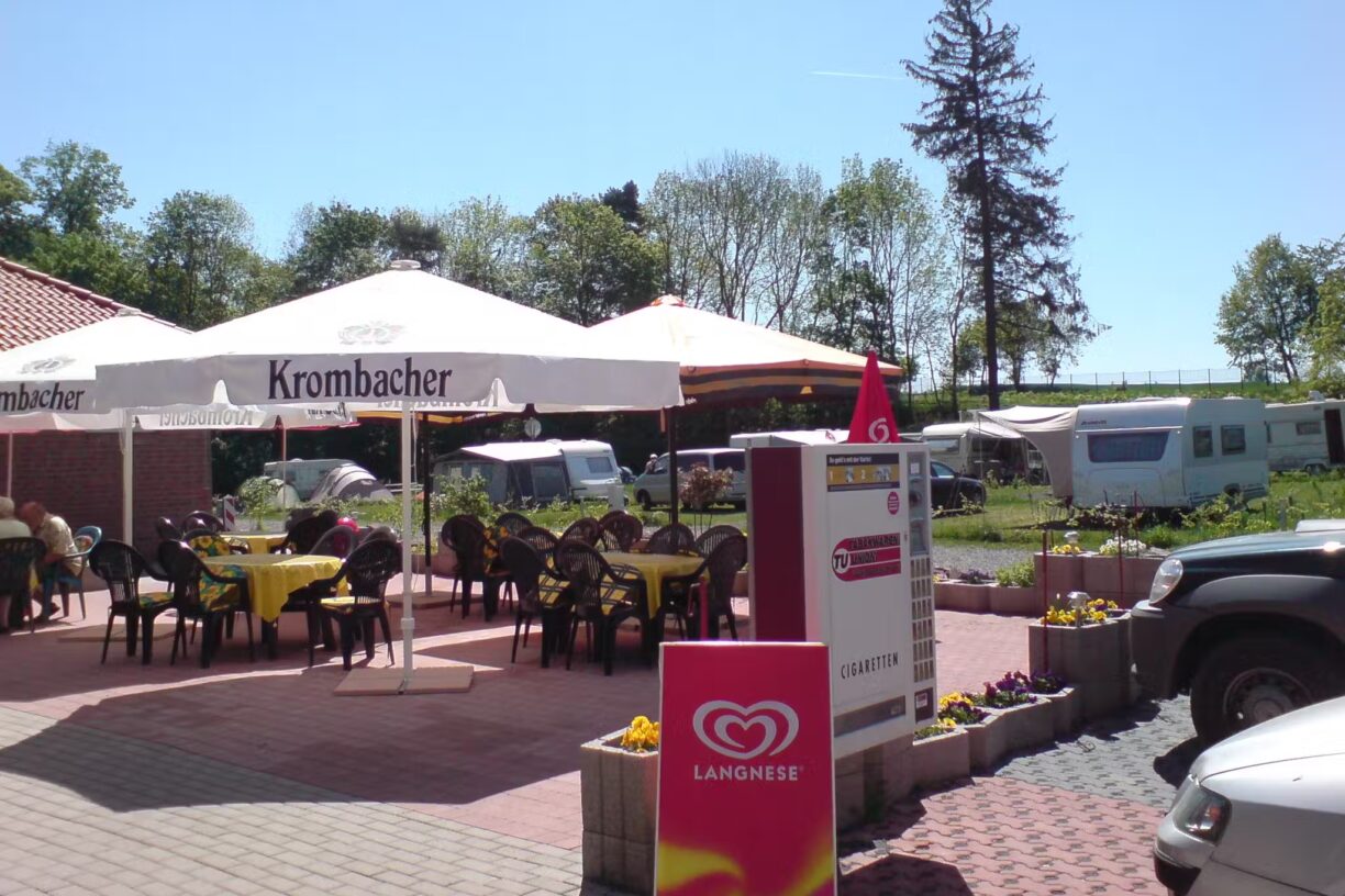 Campingplatz am Waldbad Terrasse vom Restaurant auf dem Campingplatz 1224x816