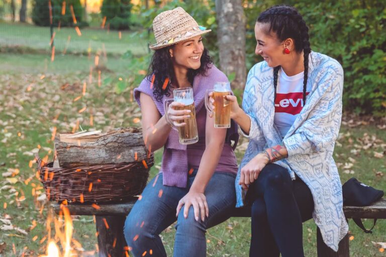 Campingplatz und Strandbad Hasse Gaeste am Lagerfeuer auf dem Campingplatz  768x512