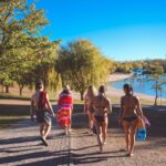 Campingplatz und Strandbad Hasse Gaeste gehen zum See  150x150