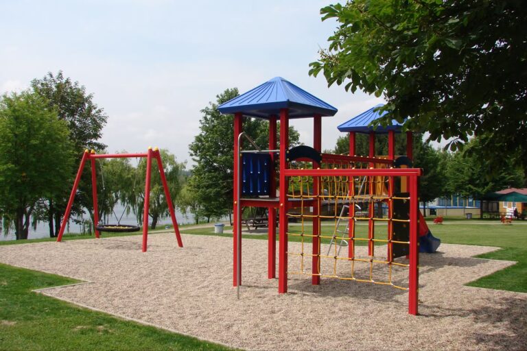 Campingplatz und Strandbad Hasse Kinderspielplatz neben dem See auf dem Campingplatz  768x512