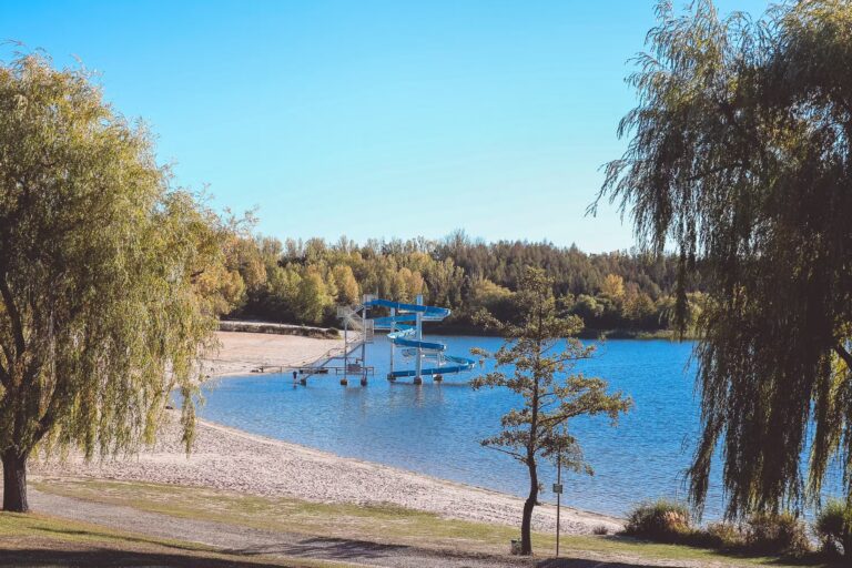 Campingplatz und Strandbad Hasse Rutsche in den See auf dem Campingplatz  768x512