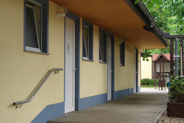 Campingplatz und Strandbad Hasse Sanitaeranlage von Aussen  768x512