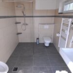 Eifel Camp Freilinger See Blick in den Sanitaerbereich vom Campingplatz mit Dusche Toilette Heizung und Waschbecken 1 150x150