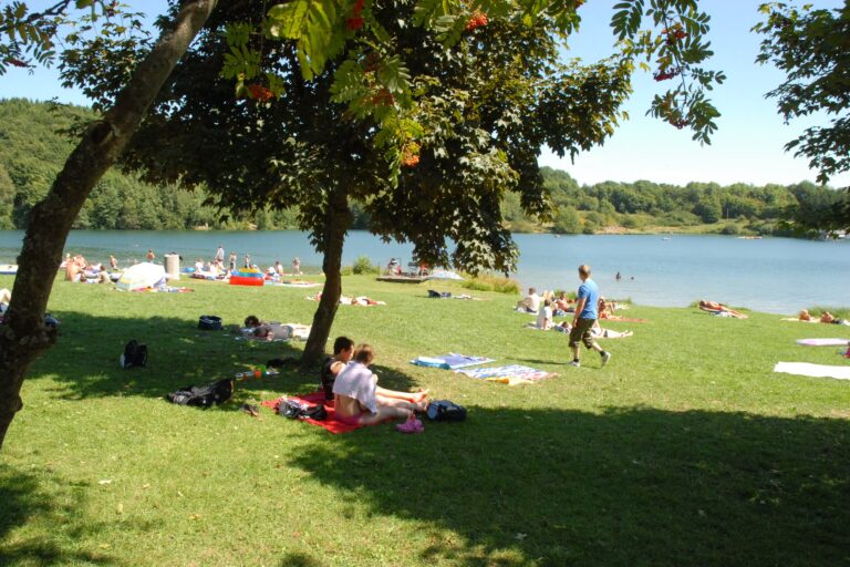 Eifel Camp Freilinger See Camper auf Liegewiese vom Campingplatz am See 1 768x512