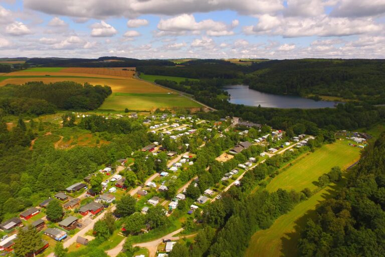 Eifel Camp Freilinger See Luftaufnahme vom Campingplatz am See 1 768x512