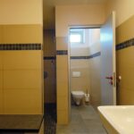 Eifel Camp Freilinger See Sanitaerbereich vom Campingplatz mit Waschbecken und Toilette 1 150x150