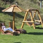 Eifel Camp Freilinger See Sonnenschirme und Liegestuehle auf gruener Wiese vom Campingplatz 1 150x150