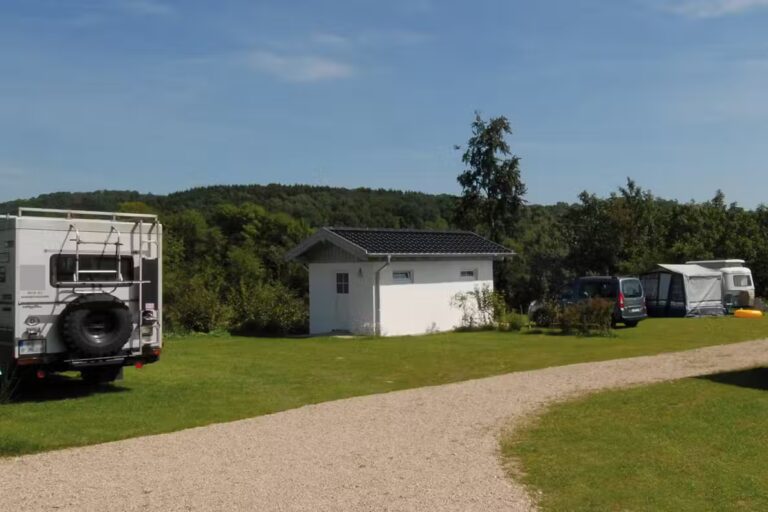 Eifel Camp Freilinger See Wohnwagen und Zeltstellplatz vom Campingplatz im Gruenen 1 768x512