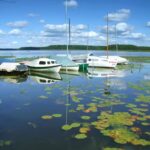 FKK Ferienidyll am Raetzsee Liegeplaetze fuer Boote auf dem See vor dem Campingplatz 150x150