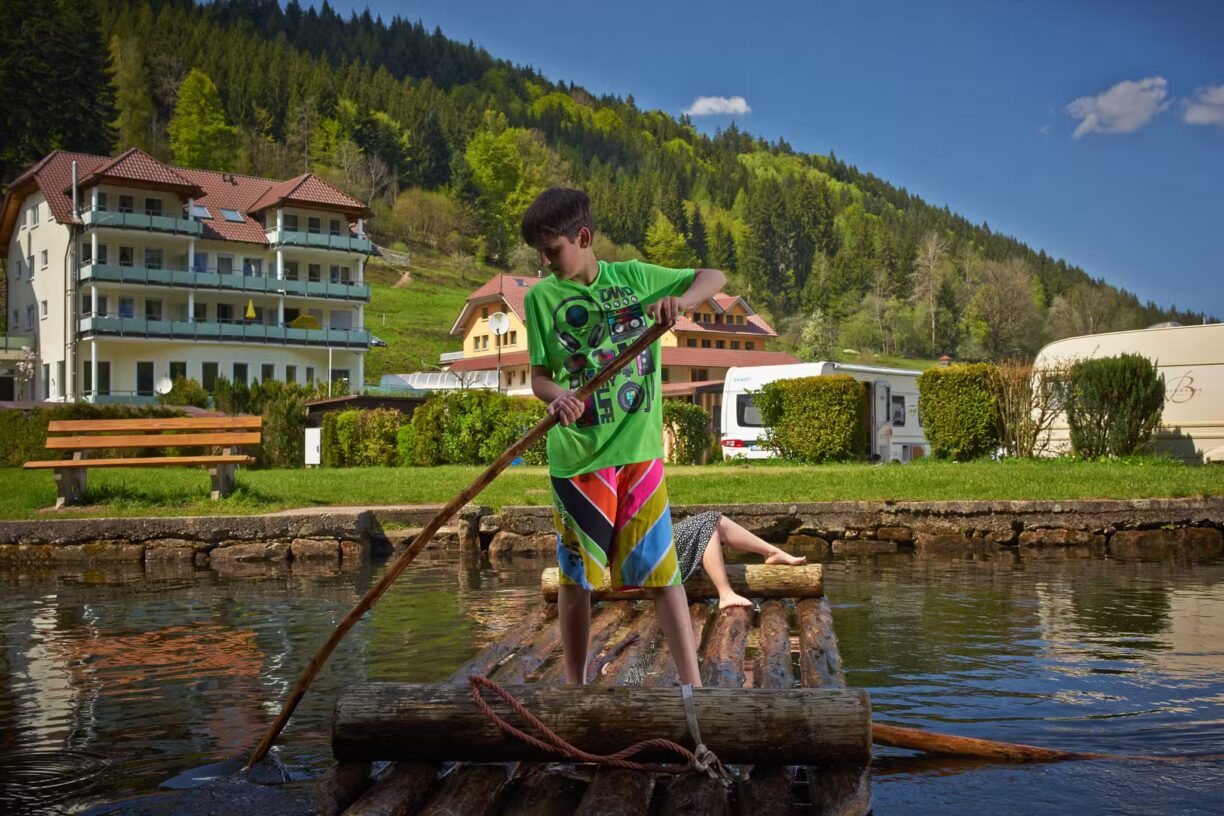 Family Resort Kleinenzhof Campinggaeste auf einer schwimmenden Plattform an der Enz 1224x816