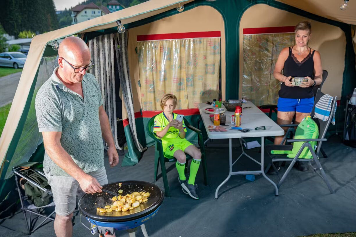 Family Resort Kleinenzhof Campinggaeste kochen im Freien 1224x816