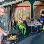 Family Resort Kleinenzhof Campinggaeste kochen im Freien 150x150