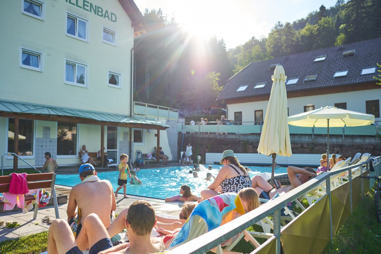 Family Resort Kleinenzhof Campingplatz mit Pool Liegestuehlen und Sonnenschirmen 1224x816