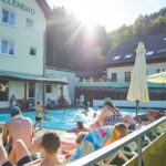 Family Resort Kleinenzhof Campingplatz mit Pool Liegestuehlen und Sonnenschirmen 150x150