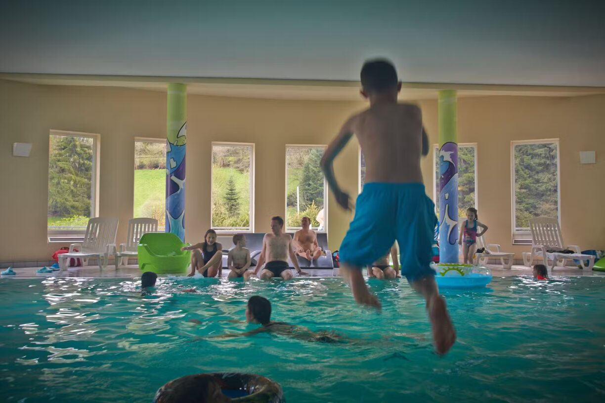 Family Resort Kleinenzhof Gaeste im Hallenbad 1224x816