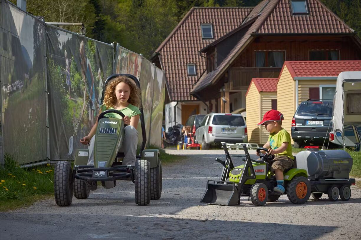 Family Resort Kleinenzhof Kinder beim Gokart Fahren 1224x816