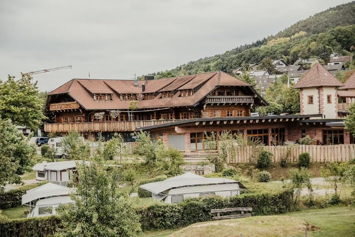 Ferienparadies Schwarzwaelder Hof Blick auf Standplaetze mit dem Haupthaus im Hintergrund 96239896 bc46 4017 9fd1 dd45b34e47a8 1224x816