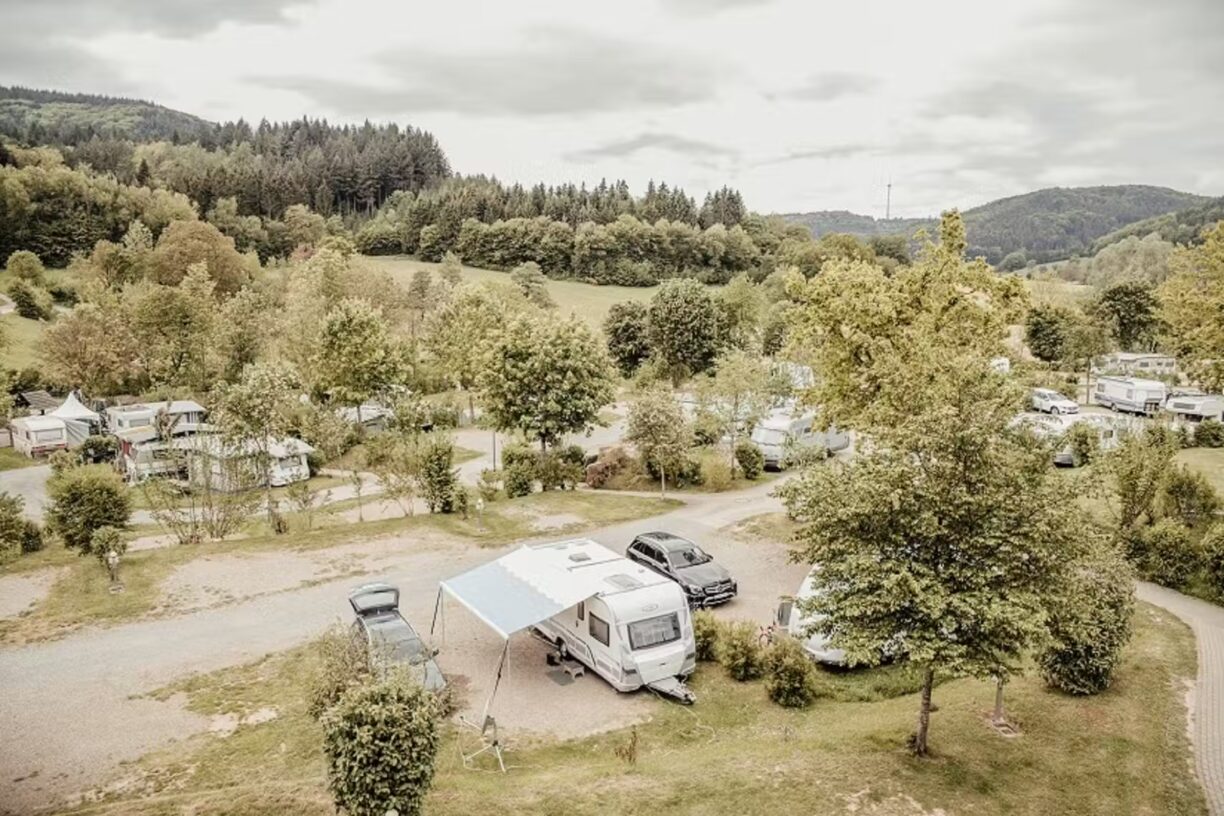 Ferienparadies Schwarzwaelder Hof Blick von oben auf parzellierte Standplaetze b46c49b4 8a5f 44a7 aa4c 30783b43eb19 1224x816