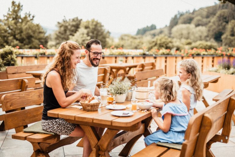 Ferienparadies Schwarzwaelder Hof Familie auf der Aussenterrasse des Restaurants 430bb85a b8f8 4ed5 a723 e572a895a4d9 768x512