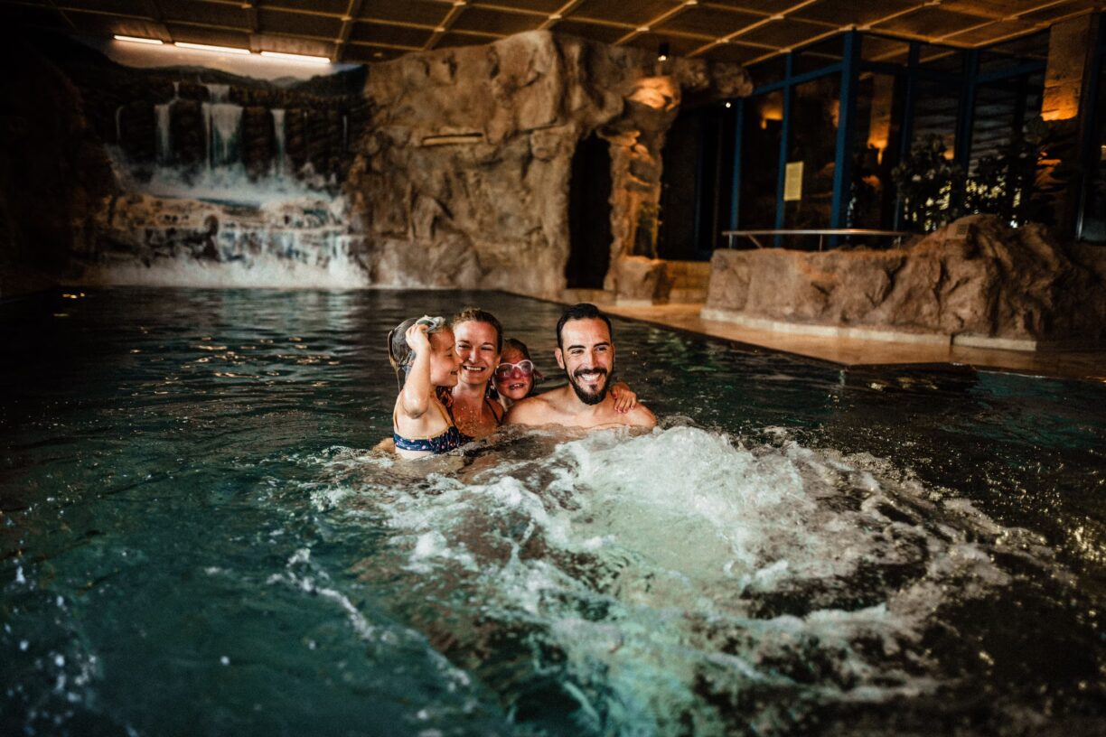 Ferienparadies Schwarzwaelder Hof Familie im Hallenbad 653c8c73 d182 43b1 9b99 82d0aaddd9d1 1224x816