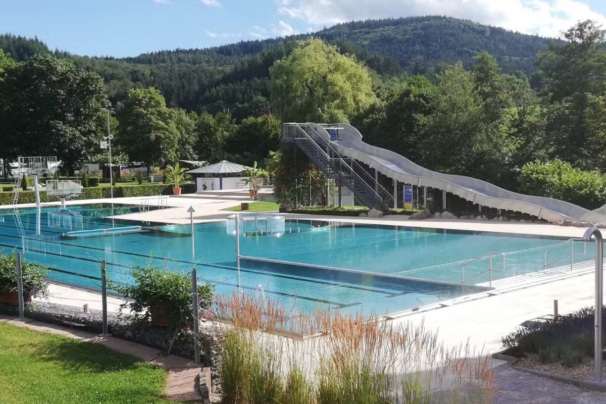 Ferienparadies Schwarzwaelder Hof Freibad mit Rutsche direkt neben dem Campingplatz 334fe720 9bc8 496f 9eb8 133df285ac54 1224x816