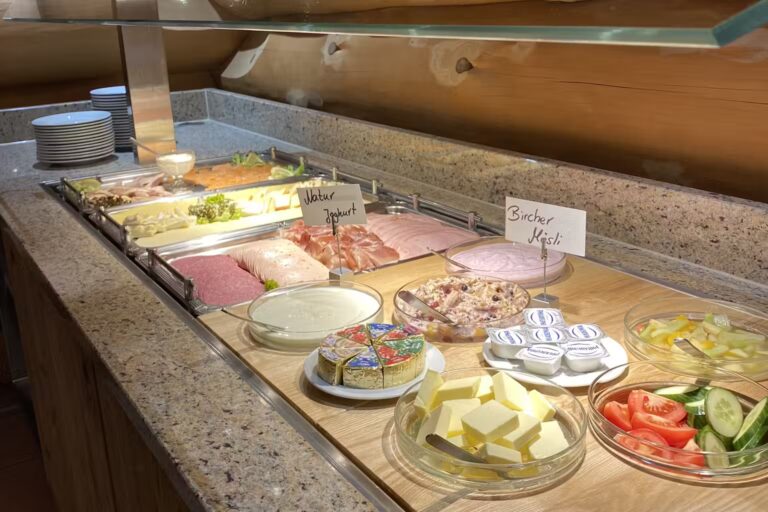 Ferienparadies Schwarzwaelder Hof Fruehstuecksbuffet 4a677a45 fb3d 41f9 87c6 5cbfc05c1225 768x512