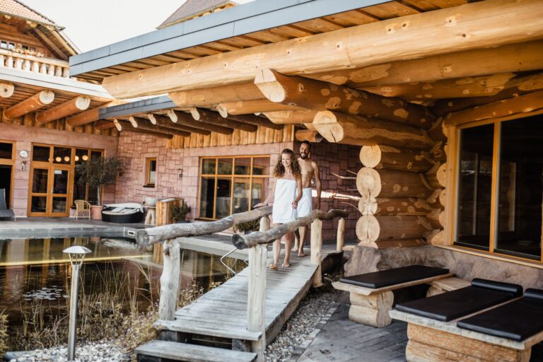 Ferienparadies Schwarzwaelder Hof Gaeste auf der Saunabruecke im Saunagarten 6a9f1d5a dddb 4d20 9c26 618bd8e2d47e 768x512