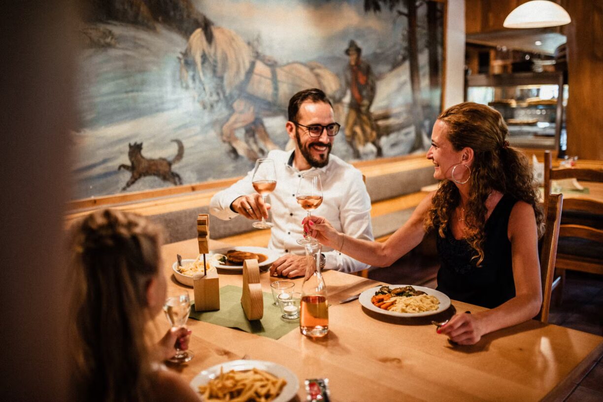 Ferienparadies Schwarzwaelder Hof Gaeste im Restaurant ae4958bb 62d1 4885 981b 17eacf7065d2 1224x816