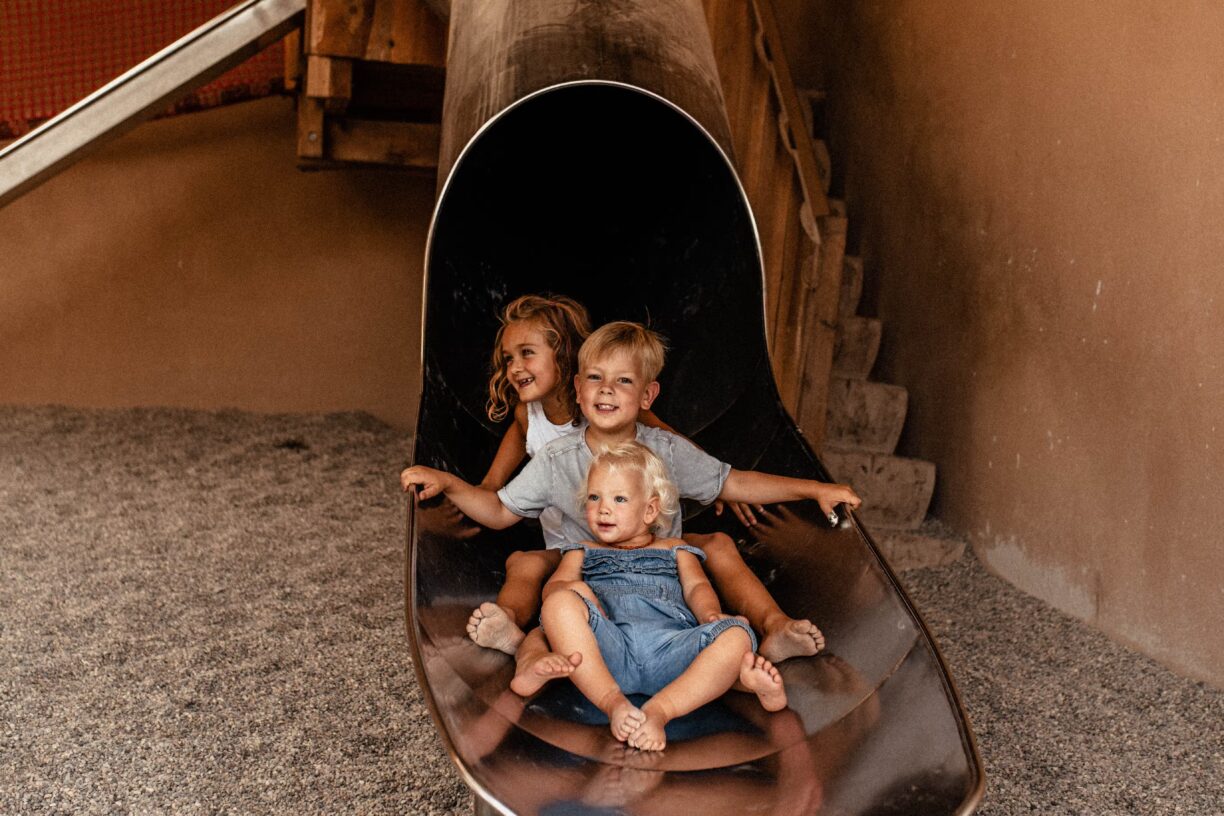 Ferienparadies Schwarzwaelder Hof Kinder auf der Roehrenrutsche im ueberdachten Spielbereich a77f2d2f 7e69 49e7 818d 9376e8e85a00 1224x816