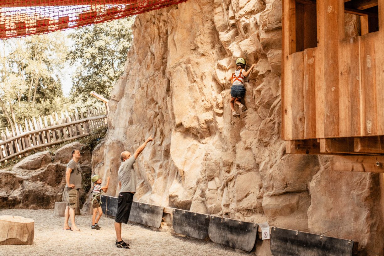 Ferienparadies Schwarzwaelder Hof Kletterwand im ueberdachten Spielbereich a0baae6f a678 4ff7 9a4b 759758dafcc8 1224x816