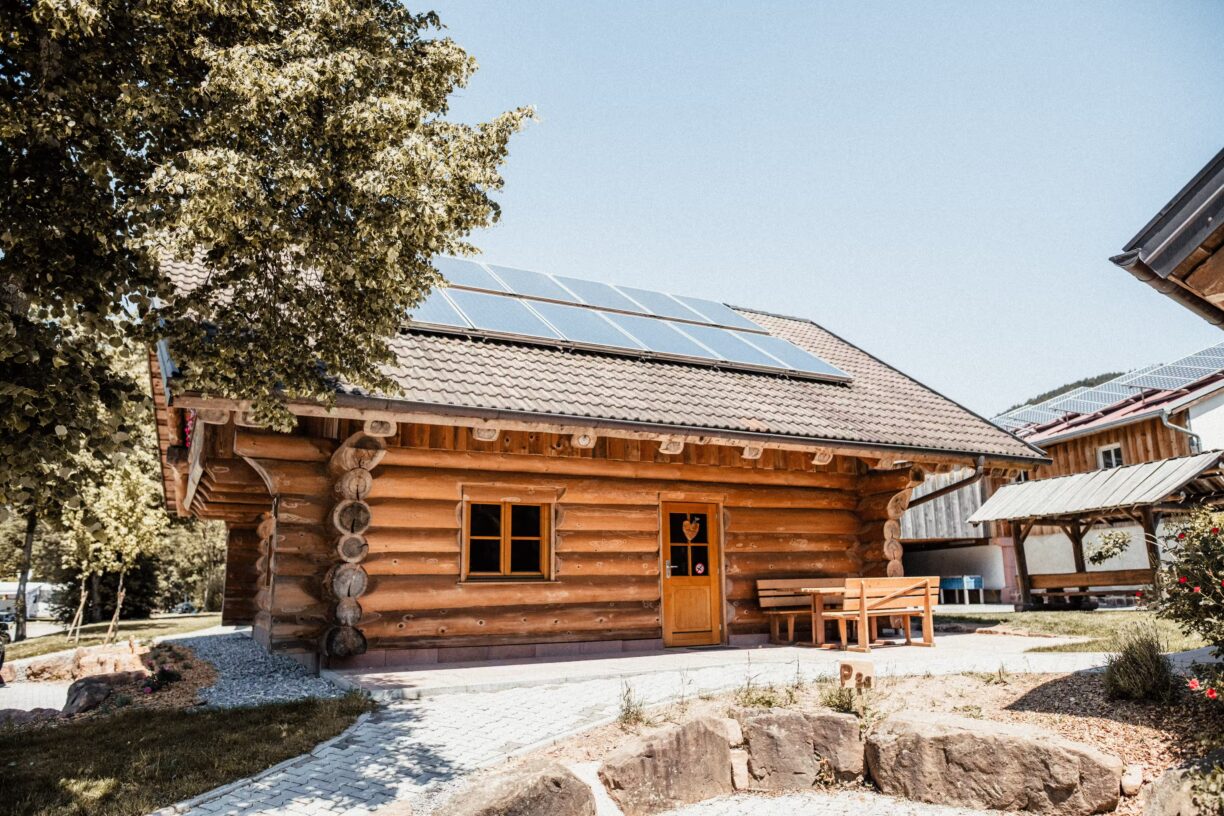 Ferienparadies Schwarzwaelder Hof Naturstammhaus Mietunterkunft mit Solarzellen auf dem Dach da3fa80c 1176 445c 9d4e 7fa5fcbc988e 1224x816