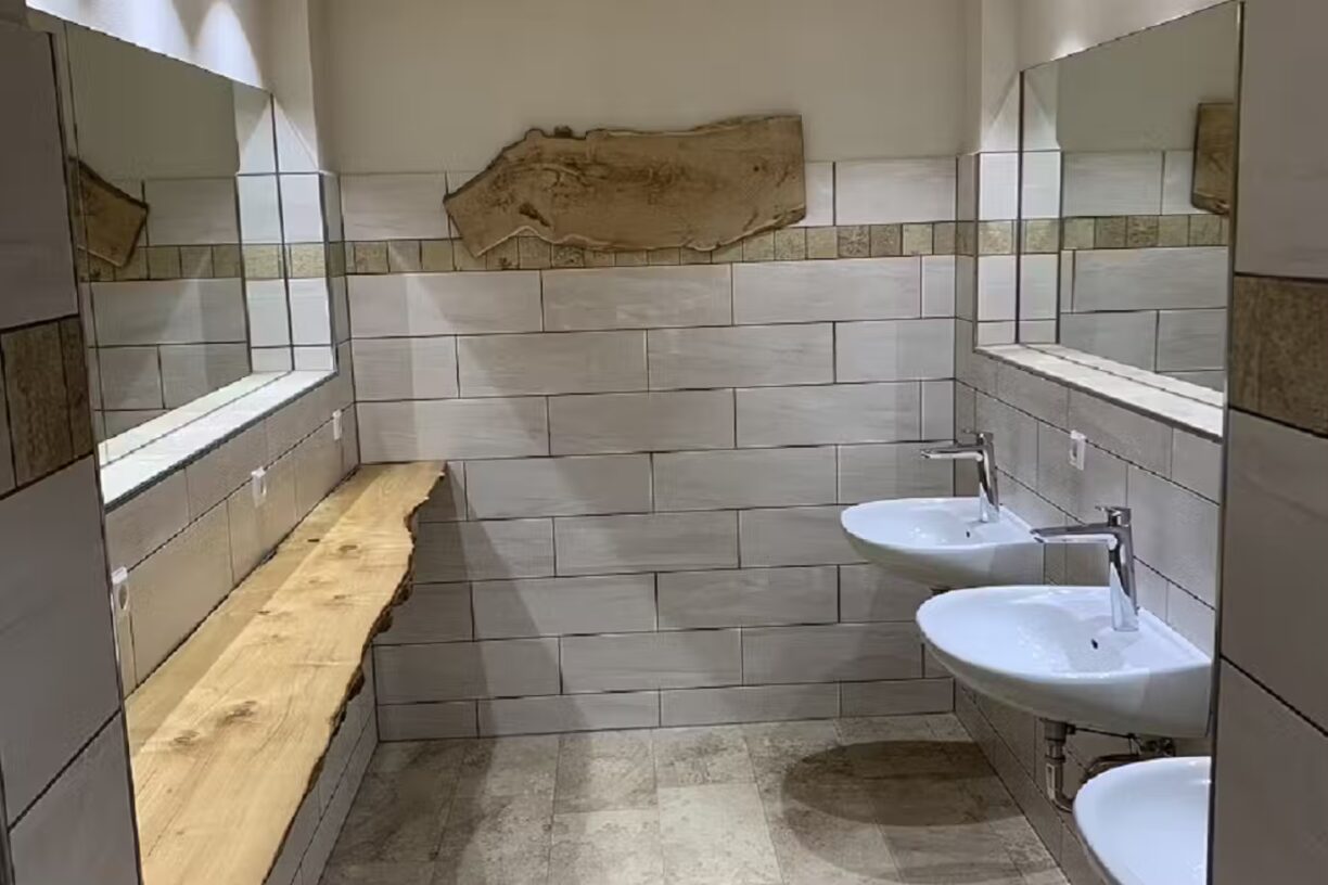 Ferienparadies Schwarzwaelder Hof Sanitaerbereich mit Waschbecken Spiegel und Steckdosen 317475aa 98a4 45a6 b1d5 2238537c5e3b 1224x816