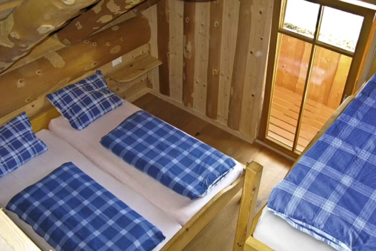 Ferienparadies Schwarzwaelder Hof Schlafzimmer fuer bis zu vier Personen in einer Naturstammhaus Mietunterkunft 1d68d50c d649 4b9a 9cb2 25c10145672e 1224x816