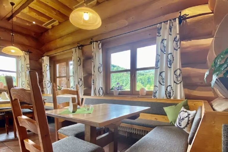 Ferienparadies Schwarzwaelder Hof Sitzecke im Restaurant 82c9203a 5169 4a7e b2f1 3dd565d15b29 768x512