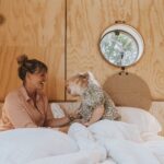 Ferienpark Beerze Bulten Mutter mit Kind im Schlafbereich des Mobilheims 600e523d 1fc7 4acd 8305 4001a8dd36ba 150x150