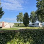 Ferienpark Teutoburger Wald Barntrup Blick auf die Standplaetze auf der Wiese 1965bcd8 1dd1 4828 bf59 49f6171dac03 150x150