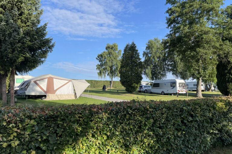 Ferienpark Teutoburger Wald Barntrup Blick auf die Standplaetze auf der Wiese 1965bcd8 1dd1 4828 bf59 49f6171dac03 768x512