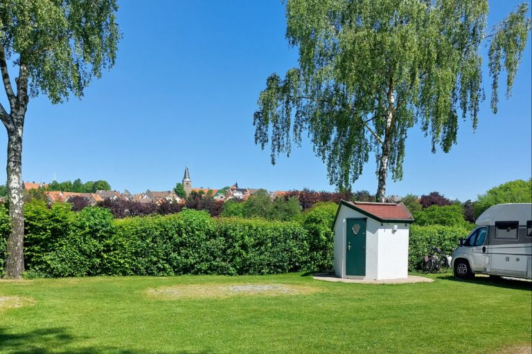 Ferienpark Teutoburger Wald Barntrup Blick auf die Standplaetze auf der Wiese 545e6e1f d6d7 4411 bcdd 658d4e63b773 768x512