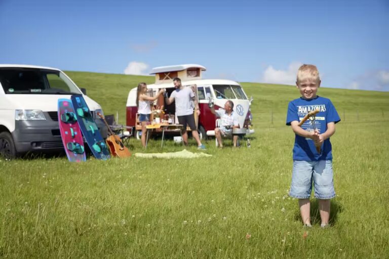 Ganzjahres Camping Neuharlingersiel Camper auf dem Stellplatz vom Campingplatz auf gruener Wiese 768x512