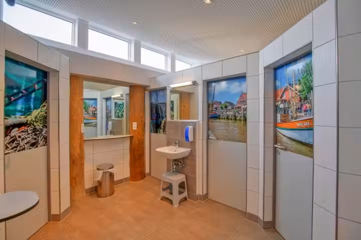 Ganzjahres Camping Neuharlingersiel Innenansicht vom Sanitaerbereich auf dem Campingplatz