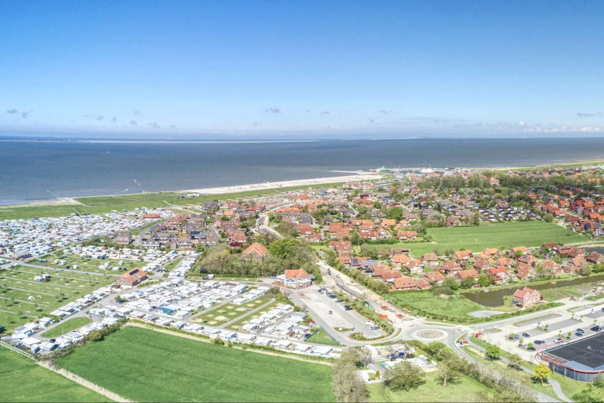 Ganzjahres Camping Neuharlingersiel Luftaufnahme des Campingplatzes mit Pool f9813b1c 4a36 4252 b340 59443dc4dc96 1224x816