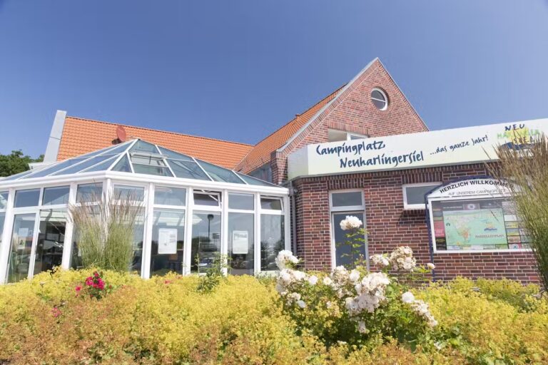 Ganzjahres Camping Neuharlingersiel Rezeption vom Campingplatz 768x512