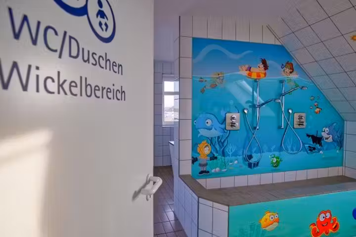 Ganzjahres Camping Neuharlingersiel Sanitaerbereich fuer Kinder