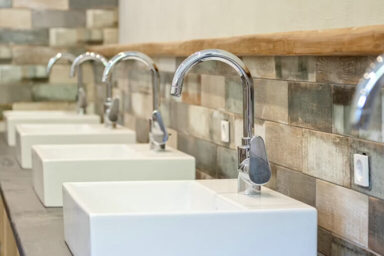 Harz Camp Goslar Sanitaergebaeude mit Waschbecken 768x512