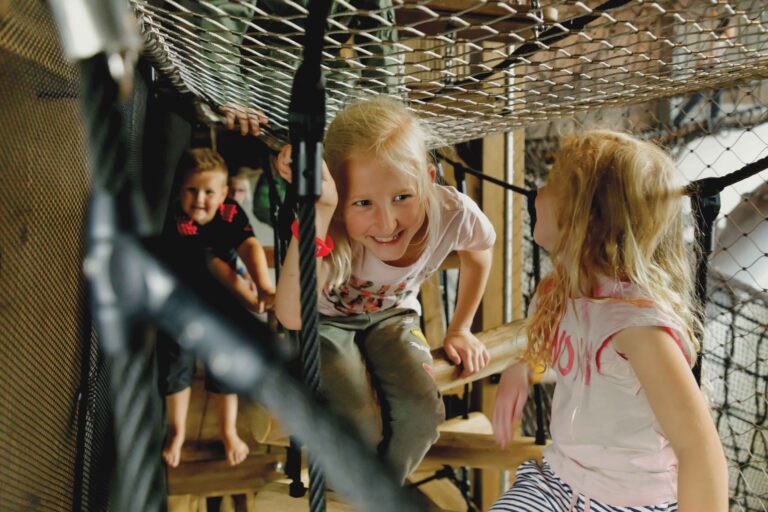 Indoor Spielplatz auf dem Campingplatz De Kleine Wolf 768x512