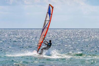 Insel Camp Fehmarn Windsurfen auf der Ostsee 400x267