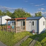 KNAUS Campingpark Hennesee Blick auf Mobilheim mit Terrasse auf dem Campingplatz 150x150