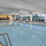 KNAUS Campingpark Hennesee Blick auf die Badehalle mit Bar auf dem Campingplatz 150x150