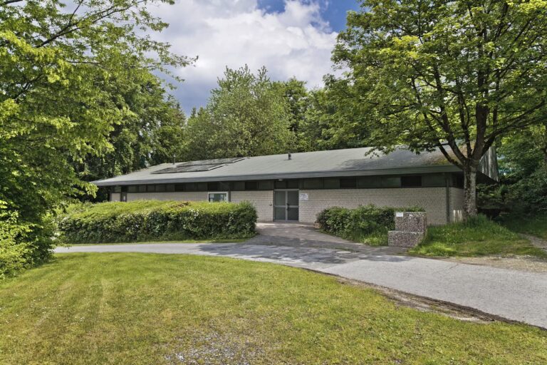 KNAUS Campingpark Hennesee Blick auf die Sanitaeranlage vom Aussen 768x512